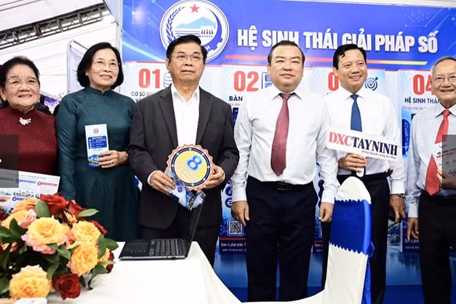 Lãnh đạo tỉnh Tây Ninh tại Ngày hội Khoa học, Công nghệ, Đổi mới sáng tạo và Chuyển đổi số tỉnh Tây Ninh năm 2026. (Ảnh: Sở Khoa học và Công nghệ tỉnh Tây Ninh)