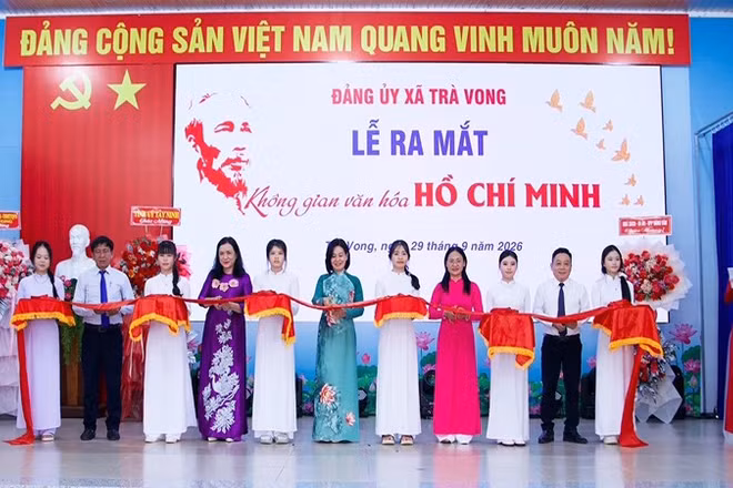 Lãnh đạo Ban Tuyên giáo Tỉnh ủy Tây Ninh và cán bộ, đảng viên xã Trà Vong dự ra mắt Không gian văn hóa Hồ Chí Minh của xã. (Ảnh: HỒNG THẮM)