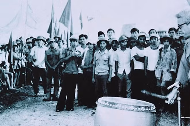 Lực lượng Thanh niên xung phong thành phố những ngày đầu xuất quân lên biên giới Tây Nam. (Ảnh: Tư liệu Thanh niên xung phong)