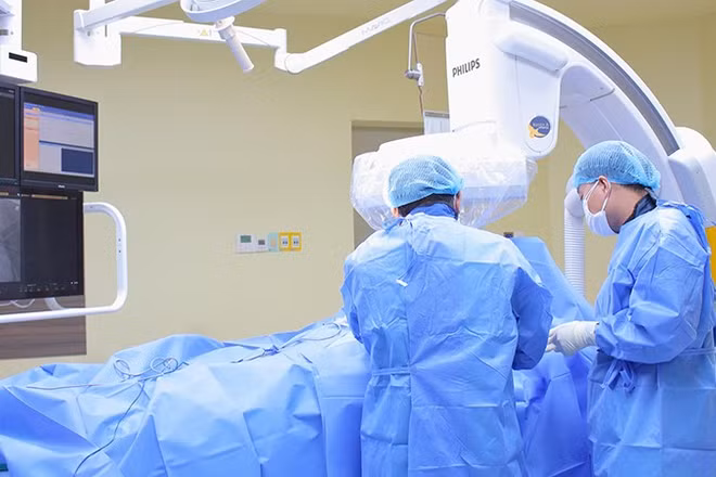 Ê-kíp cấy máy tạo nhịp tim, một kỹ thuật chuyên môn sâu đòi hỏi bác sĩ có tay nghề cao và trang thiết bị hiện đại. (Ảnh: Bệnh viện cung cấp)