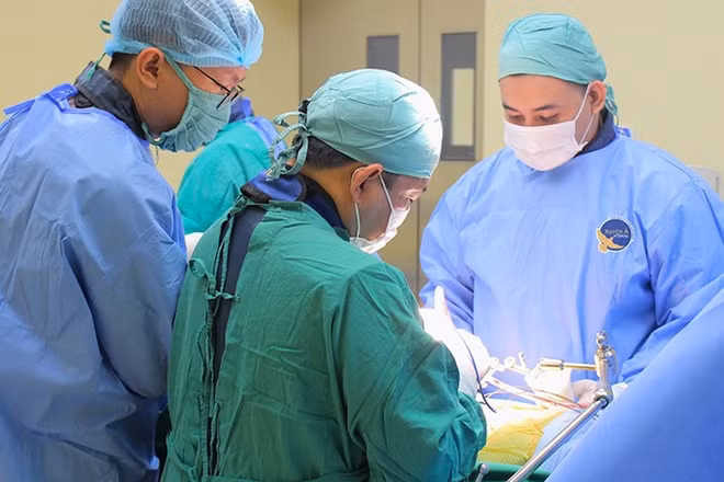 Ê-kíp phẫu thuật phối hợp Ngoại Thần kinh và Gây mê hồi sức. (Ảnh: Bệnh viện cung cấp)