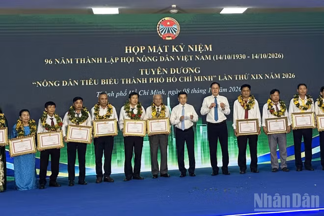 Ban tổ chức trao tặng Bằng khen của Chủ tịch Ủy ban nhân dân Thành phố Hồ Chí Minh cho các nông dân có thành tích xuất sắc, đạt danh hiệu “Nông dân tiêu biểu Thành phố Hồ Chí Minh” năm 2026 (Ảnh: HOÀNG LIÊM)