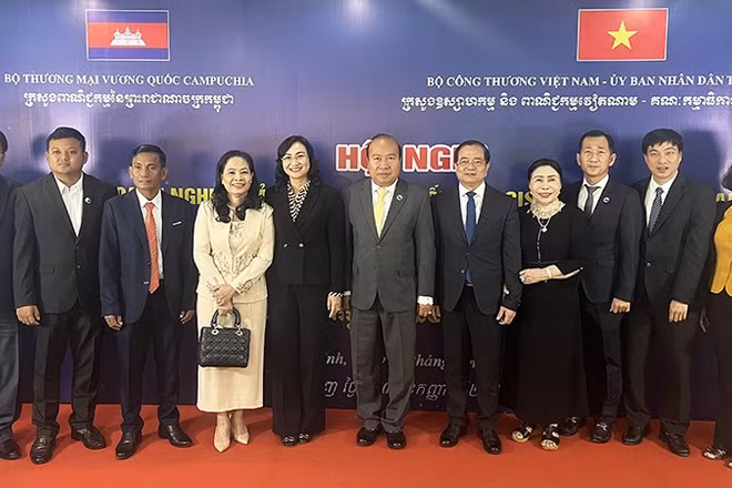 Đại diện Bộ Thương mại Vương quốc Campuchia, Bộ Công thương Việt Nam, Ủy ban nhân dân tỉnh Tây Ninh trong một lần đồng tổ chức hội nghị kết nối giao thương. (Ảnh: MINH ANH)