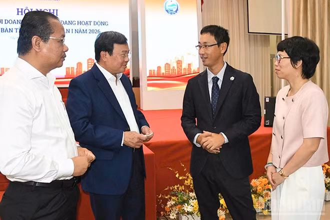 Chủ tịch Ủy ban nhân dân tỉnh Tây Ninh Lê Văn Hẳn đối thoại cùng doanh nghiệp. (Ảnh: MINH ANH)