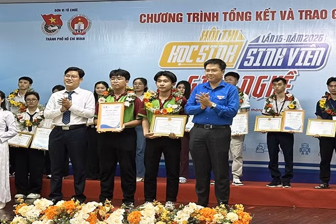 Đại diện Ban tổ chức trao giải Nhất cho các thí sinh.