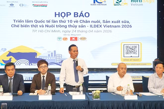 Đại diện Ban tổ chức trả lời những câu hỏi của báo chí.