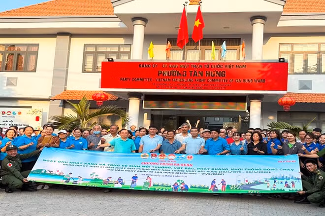Đại diện các lực lượng tham gia tổng vệ sinh môi trường làm lễ ra quân.