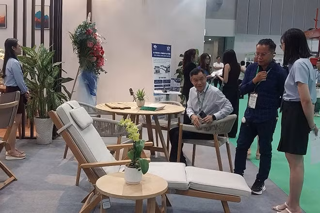 Tham quan những sản phẩm đồ gỗ và nội thất xuất khẩu tại một triển lãm ở Thành phố (Ảnh: CTV)