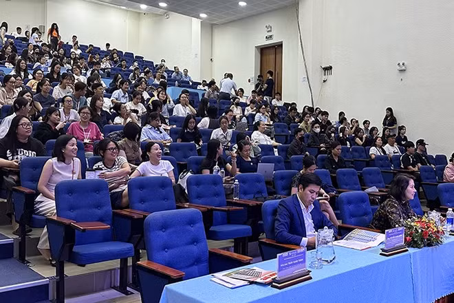 Đông đảo bà con tiểu thương, hộ kinh doanh và sinh viên hào hứng tham gia chương trình.