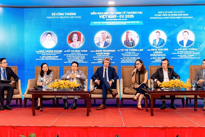 Các chuyên gia và đại diện doanh nghiệp tham gia phiên tọa đàm tại Diễn đàn.
