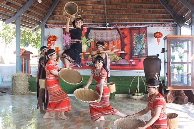 Phục dựng các điệu múa truyền thống của người Xtiêng.