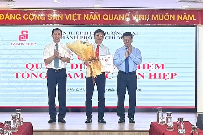 Phó Chủ tịch Ủy ban nhân dân Thành phố Hồ Chí Minh Nguyễn Văn Dũng (phải) trao quyết định bổ nhiệm cho đồng chí Phạm Trung Kiên (giữa).