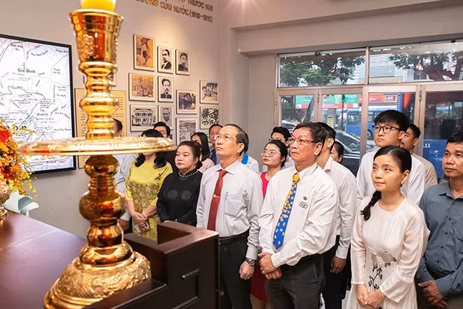 Đoàn doanh nhân Thành phố Hồ Chí Minh dâng hương tưởng nhớ Chủ tịch Hồ Chí Minh tại nhà số 5 Châu Văn Liêm.