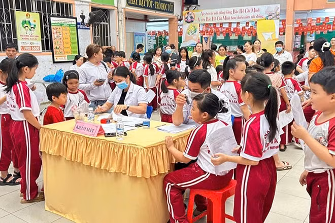 Đông đảo học sinh tại các điểm khám lưu động đặt tại trường học.