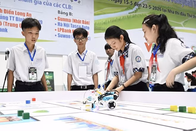Các đội thi trực tiếp vận hành robot trên sa bàn. (Ảnh: Ban tổ chức)