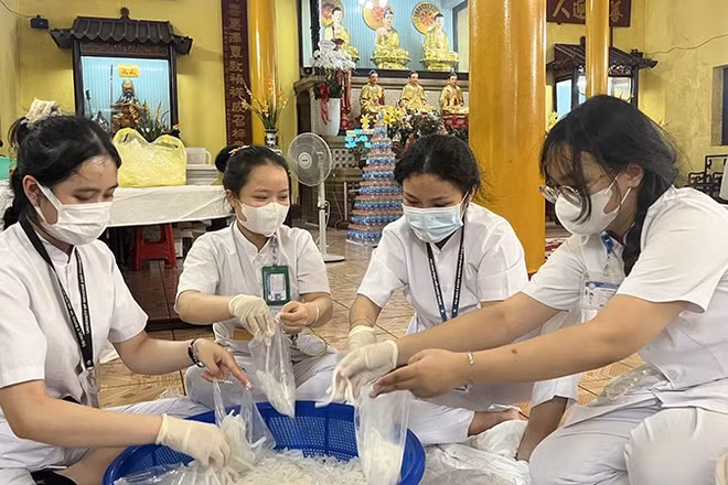 Nhân viên y tế tham gia nấu bánh canh chay cho người bệnh. (Ảnh: CTV)