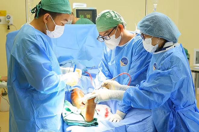 Ê-kíp phẫu thuật cho người bệnh. (Ảnh: Bệnh viện cung cấp)
