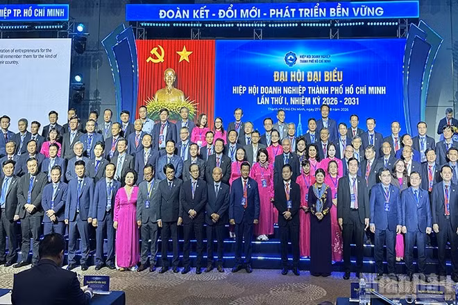 Ban Chấp hành Hiệp hội Doanh nghiệp Thành phố Hồ Chí Minh nhiệm kỳ 2026-2031 ra mắt. (Ảnh: HOÀNG LIÊM)