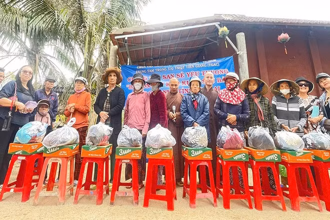 Chùa Văn Thánh, Trung tâm Trọng tài thương mại quốc tế TGAC và các nhà hảo tâm đã trao 900 suất quà (mỗi suất trị giá 500.000 đồng, gồm gạo, mì gói, muối, dầu ăn và một khoản tiền mặt) cho người dân tại khu vực phía đông tỉnh Gia Lai.