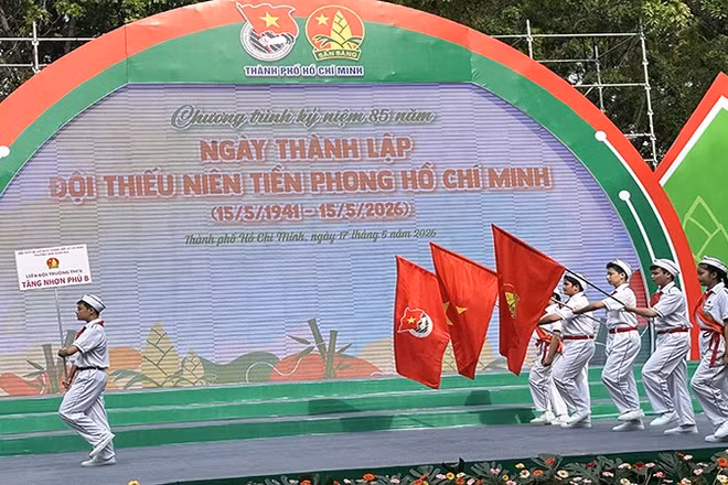 Các liên đội diễu hành tại buổi lễ kỷ niệm.