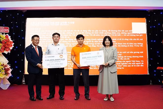Đại diện hai tổ chức Bom Foundation và Hoavava trao tặng tiền hỗ trợ. 