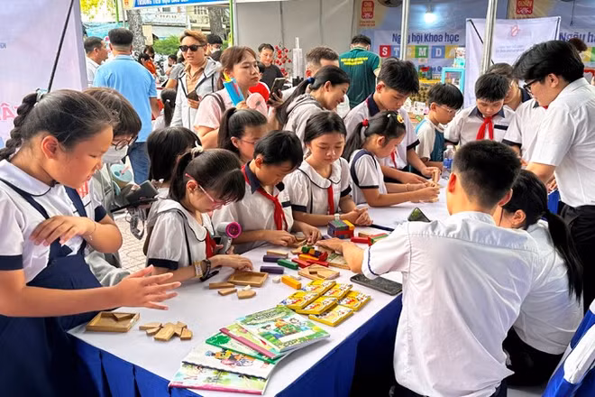 Các em học sinh tham gia trò chơi sáng tạo cùng trí tuệ nhân tạo tại Ngày hội Khoa học STEM Day 2026.