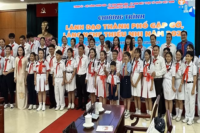 Các em thiếu nhi chụp hình lưu niệm cùng lãnh đạo Thành phố.