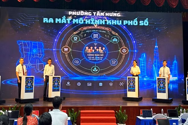 Các đại biểu thực hiện nghi thức ra mắt mô hình “khu phố số” ở phường Tân Hưng.