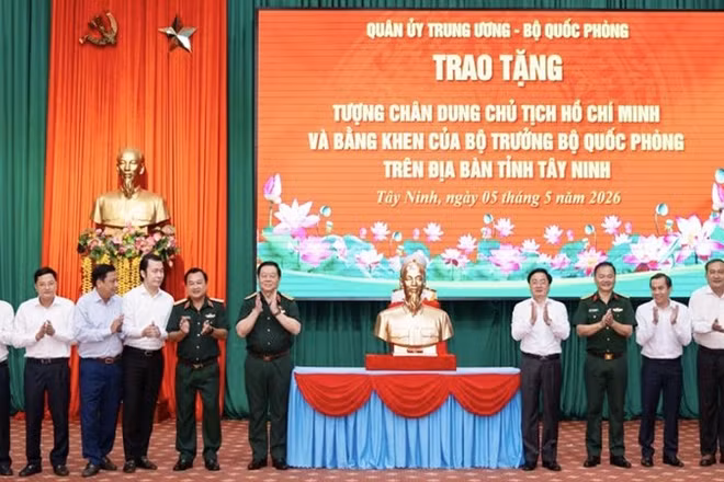 Đại tướng Nguyễn Trọng Nghĩa trao tặng tượng chân dung Chủ tịch Hồ Chí Minh.