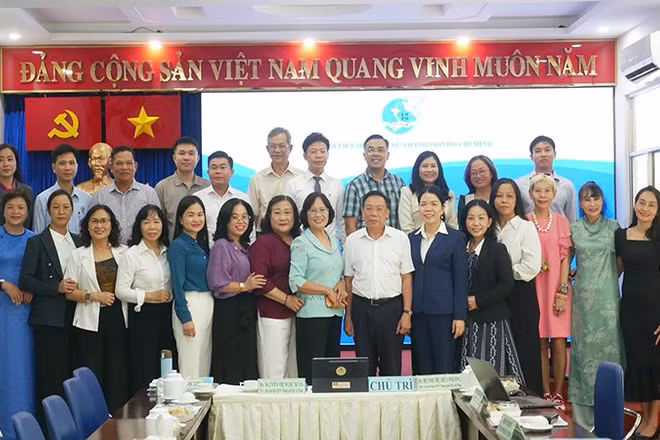 Các đại biểu chụp hình kỷ niệm tại hội thảo.