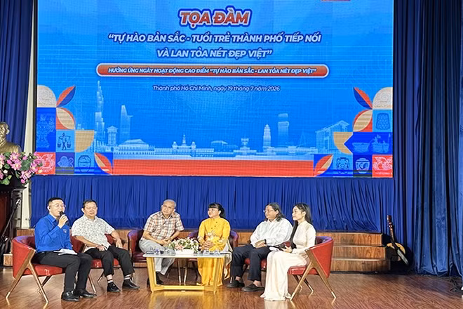 Các chuyên gia, nhà giáo và nghệ sĩ tham gia tọa đàm “Tự hào bản sắc-Tuổi trẻ thành phố tiếp nối và lan tỏa nét đẹp Việt”.