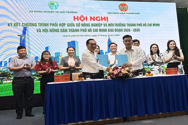 Đại diện lãnh đạo Sở Nông nghiệp và Môi trường và Hội Nông dân thành phố ký kết chương trình phối hợp.