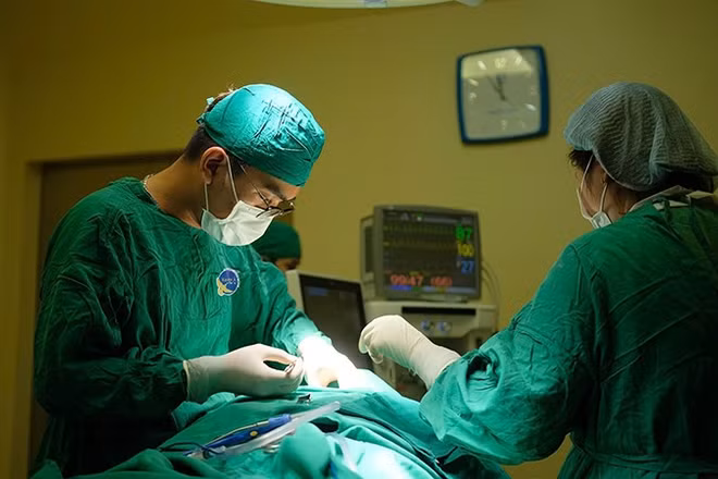 Ê-kíp phẫu thuật đang cấp cứu người bệnh.