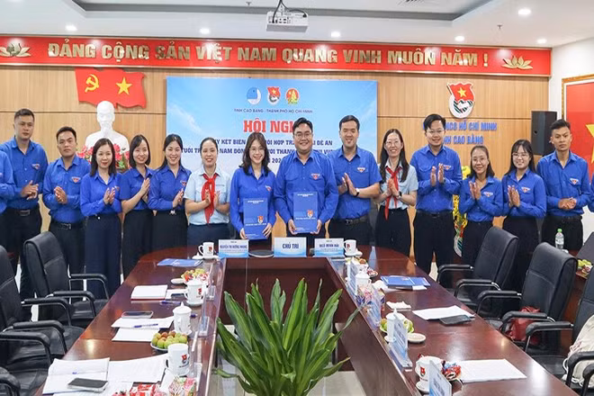 Đại diện Ban Thường vụ Tỉnh Đoàn Cao Bằng và Ban Thường vụ Thành Đoàn Thành phố Hồ Chí Minh ký kết Biên bản phối hợp.