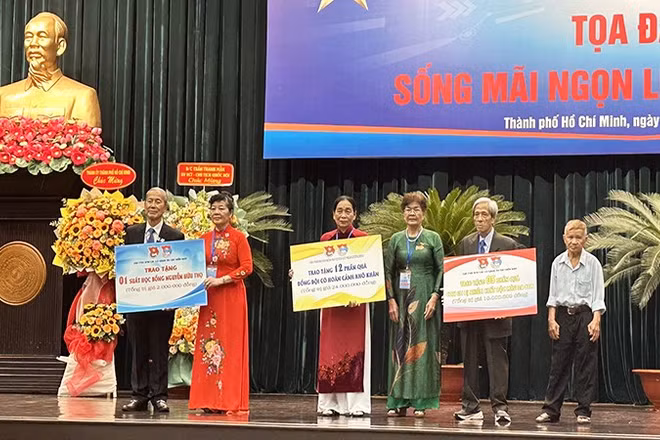 Ban Chủ nhiệm Câu lạc bộ Truyền thống kháng chiến Đoàn Thanh niên các cơ quan Trung ương Cục miền Nam trao tặng những phần quà tình nghĩa đến những đồng đội năm xưa; những suất học bổng đến con em các cựu cán bộ Đoàn Thanh niên bị ảnh hưởng chất độc da cam và có hoàn cảnh khó khăn.
