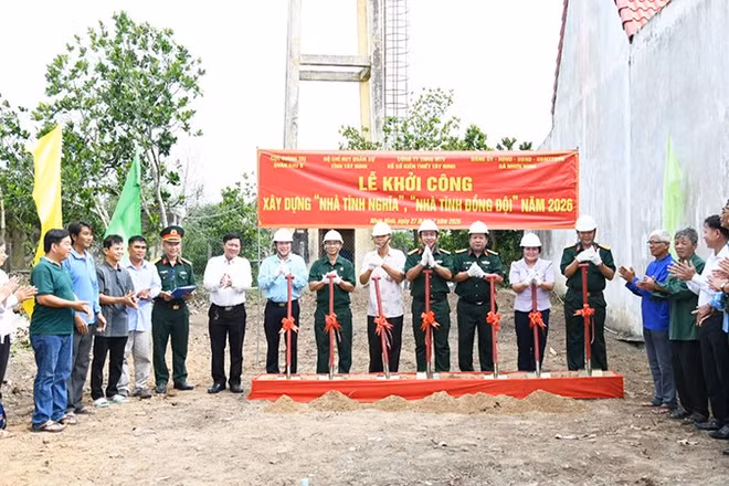 Các đại biểu thực hiện nghi thức khởi công xây dựng nhà.