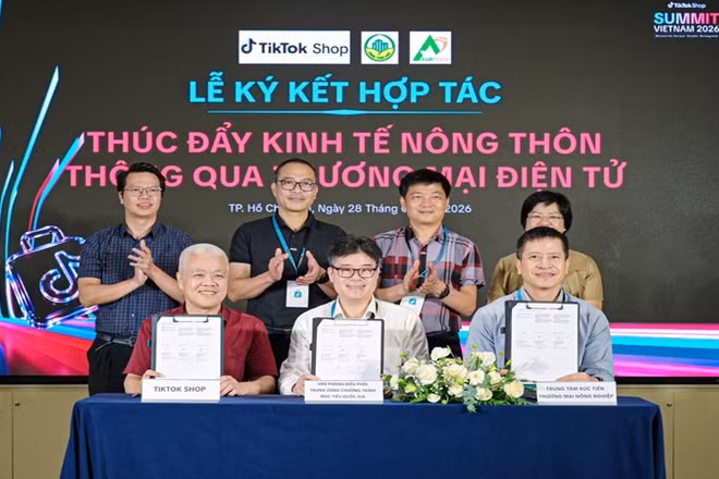 Đại diện các đơn vị ký kết chương trình hợp tác thúc đẩy kinh tế nông thôn thông qua thương mại điện tử.