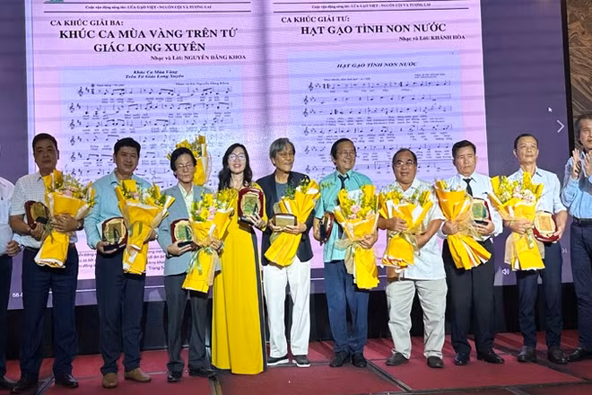 Đại diện Ban Tổ chức trao Giải thưởng ca khúc đến các tác giả đạt giải.