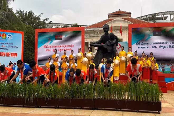 Đại diện thiếu nhi Việt Nam-Lào-Campuchia và Ban tổ chức thực hiện nghi thức khai mạc liên hoan.