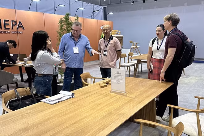 Khách mua hàng quốc tế tham quan một gian hàng tại HawaExpo 2026.