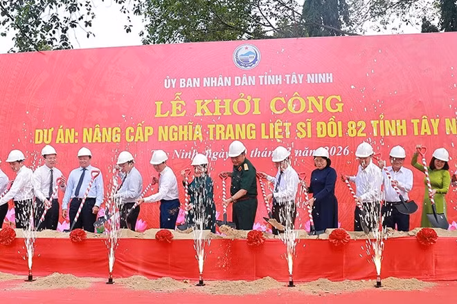 Các đại biểu thực hiện nghi thức khởi công Dự án Nâng cấp Nghĩa trang Liệt sĩ Đồi 82.