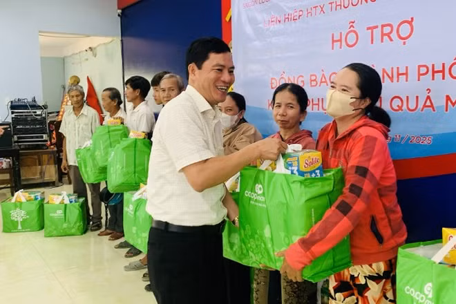 Siêu thị Co.opmart Huế tặng quà bà con ở vùng bị bão lũ năm 2025.