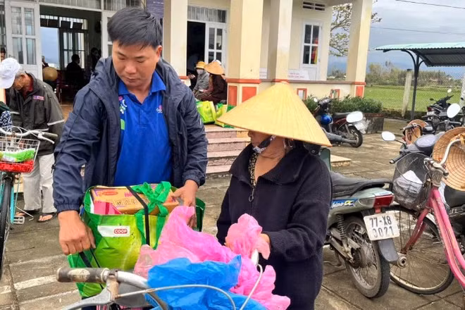 Các siêu thị Co.opmart ở khu vực tỉnh Bình Định trước đây tặng quà người dân bị ảnh hưởng lũ lịch sử.
