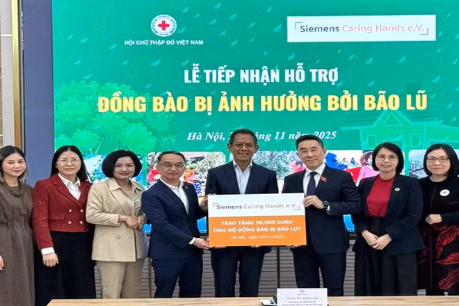 Đại diện Siemens trao tặng số tiền 30.000EUR đến đại diện Hội Chữ thập đỏ Việt Nam.