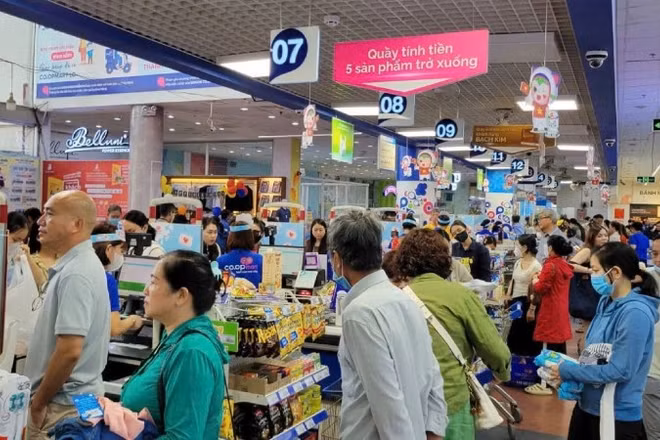 Người dân mua sắm thực phẩm tươi sống tại một siêu thị Co.opmart ở miền trung trong ngày 5/11.