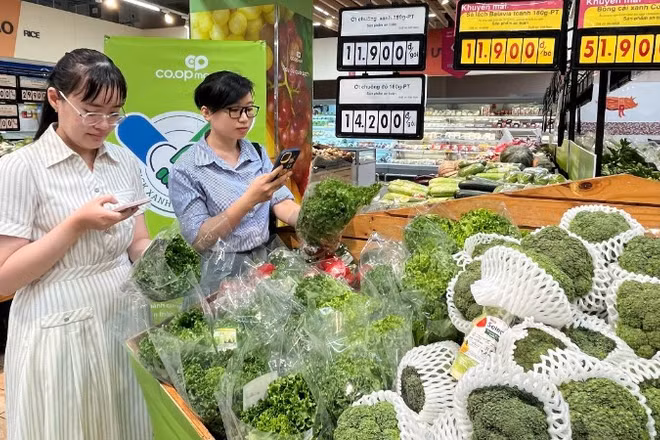 Người tiêu dùng tìm mua thực phẩm đạt chứng nhận “Tick xanh trách nhiệm” tại một siêu thị Co.opmart ở Thành phố.
