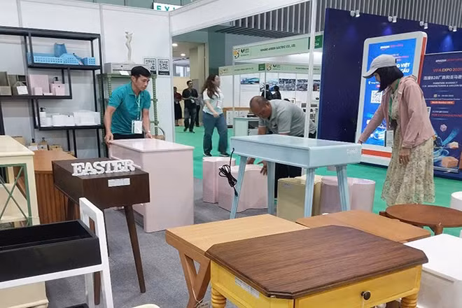 Khách tham quan, tìm hiểu những sản phẩm đồ gỗ và nội thất xuất khẩu tại một hội chợ tổ chức ở thành phố trong năm 2025. (Ảnh CTV).