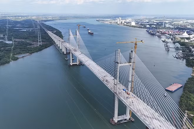 Cầu Bình Khánh bắc qua sông Soài Rạp (nối hai huyện Nhà Bè và Cần Giờ cũ) (ảnh THẾ ANH)