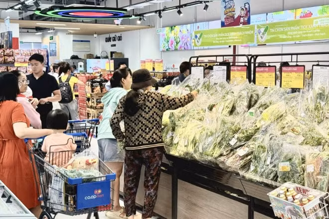 Người tiêu dùng chọn mua rau-củ-quả đạt “Tick xanh trách nhiệm” tại một siêu thị Co.opmart. 
