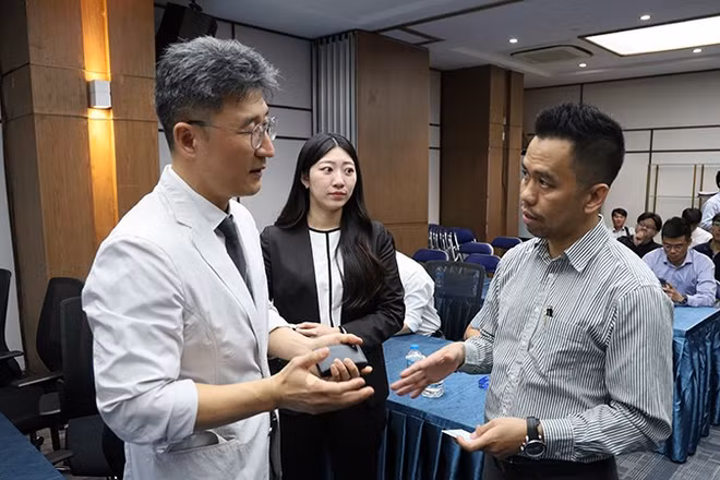 Các đại biểu, chuyên gia trao đổi ý kiến tại hội thảo.